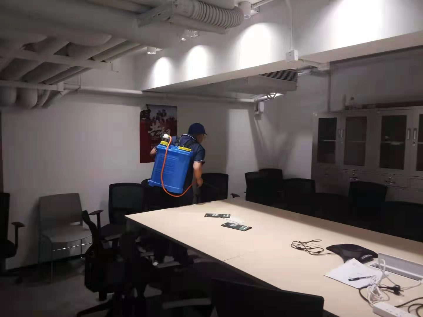 8旬老人储存垃圾导致蟑螂满屋，西安除蟑螂公司很惊讶!